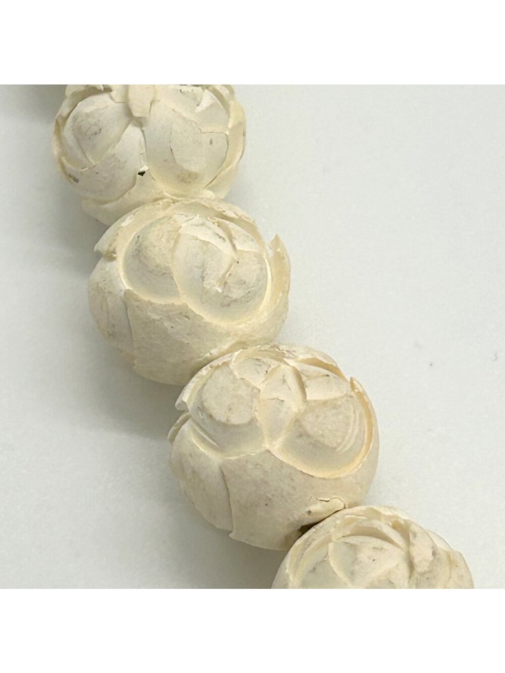 Vintage Carved Celluloid Bead Necklace With Floral & Swirl Designs In Cream Ivor - Picture 11 of 12